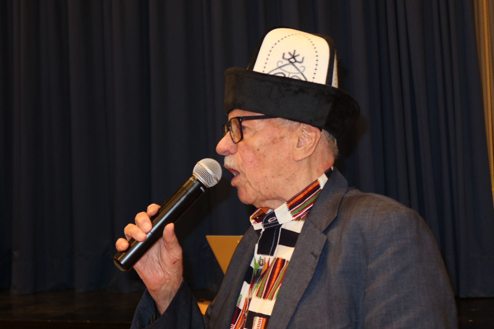 Der 91-jährige Helmut Huber zeigt seine Reisefilme im ganzen Ländle.