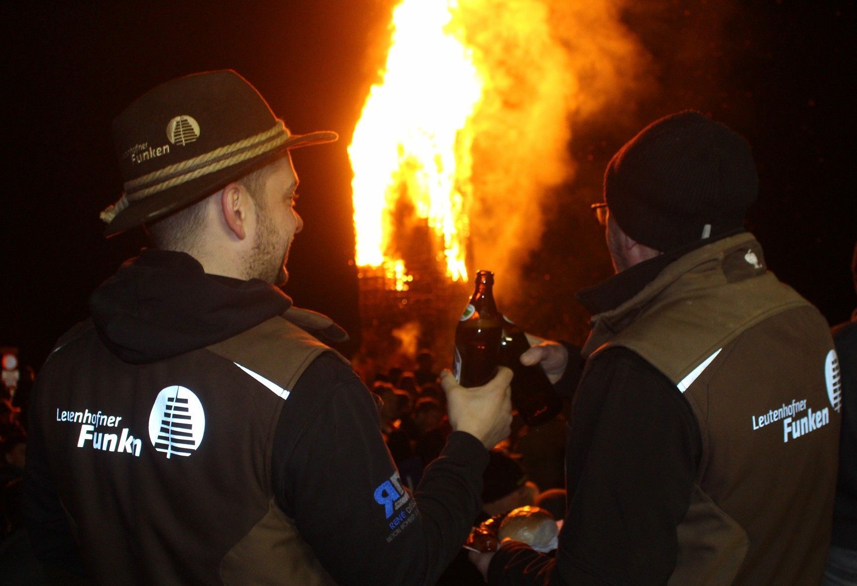 Auch die Kollegen vom Leutenhofner Funken, die am Samstag ihren Funken „feucht“ abbrennen mussten, genossen den Dörfler Funka.   