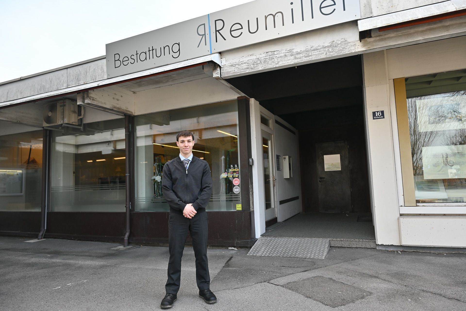 Seit einem Jahr ist Elias bei Bestattung Reumiller. Er sorgt dafür, dass Verstorbene ihre letzte und würdevolle Ruhe finden. 