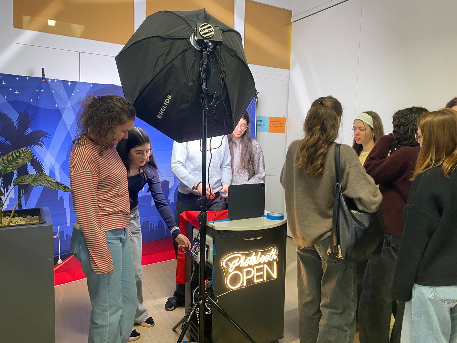 Auch eine Fotobox wurde aufgebaut, bei der die Schülerinnen und Schüler sich in Pose setzen konnten.