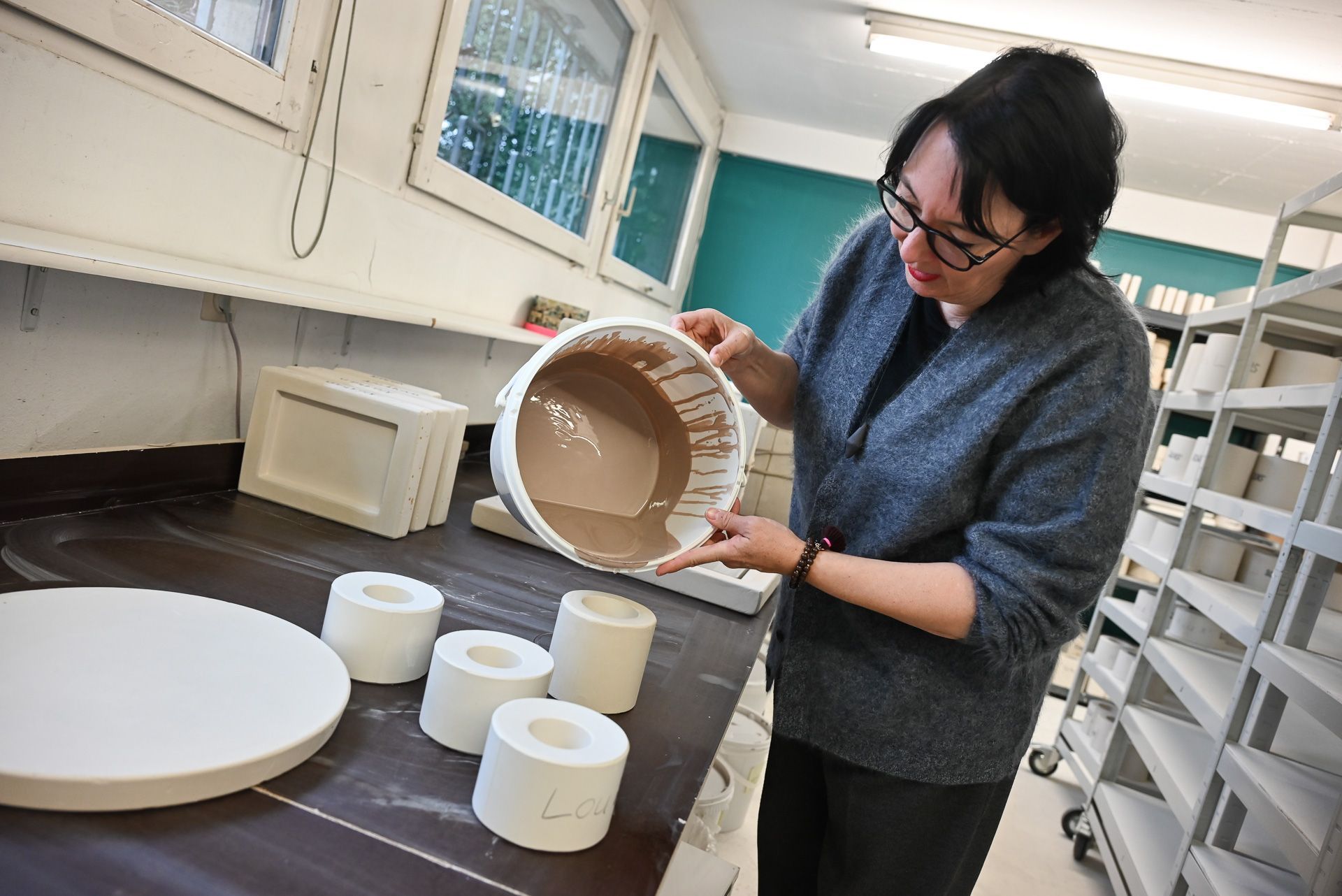 Genaues und sauberes Arbeiten sind bei der Herstellung der Porzellan-Produkte essentiell. 