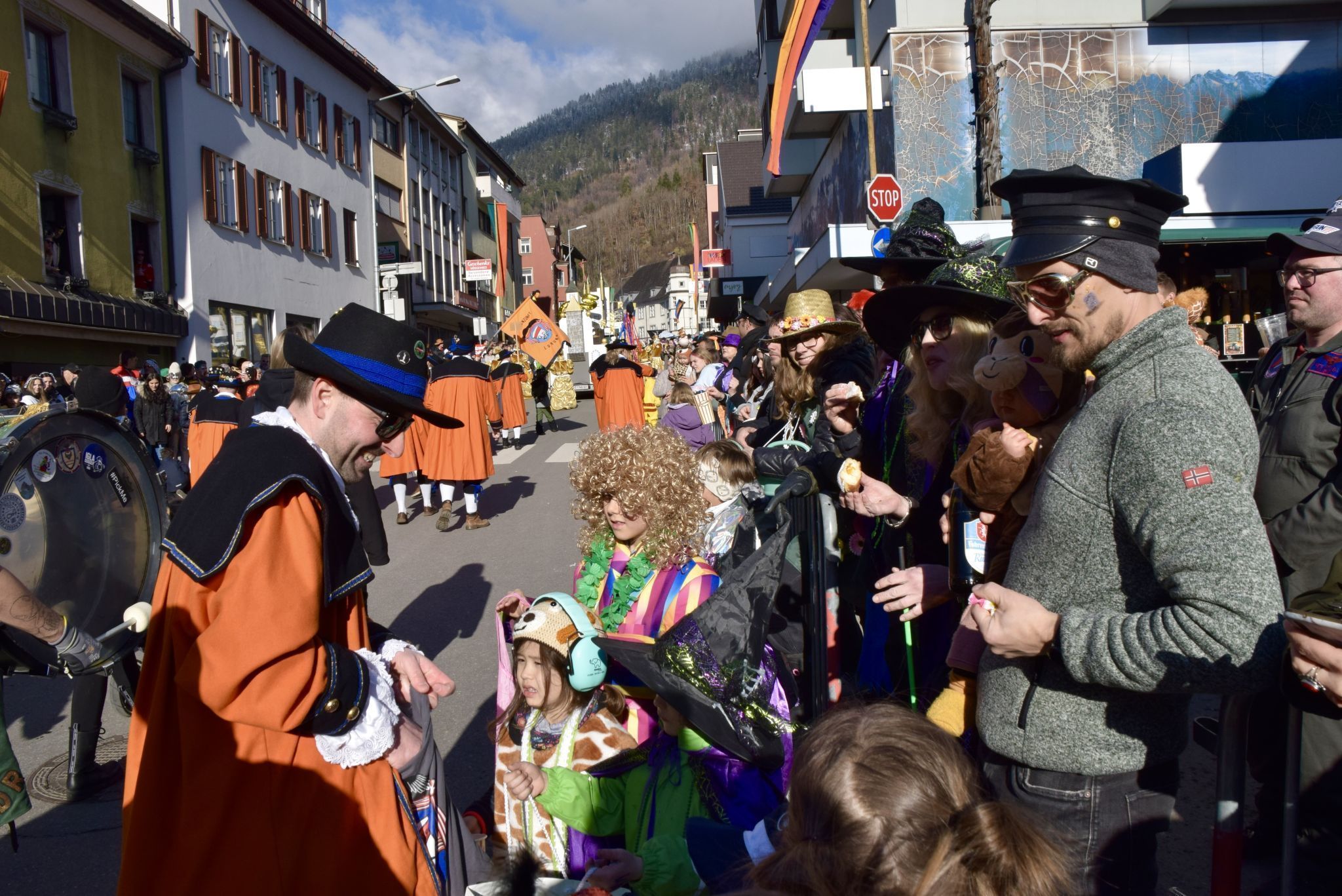 Zuckerle verteilte auch dieses Mitglied der Funkenzunft Lorüns.