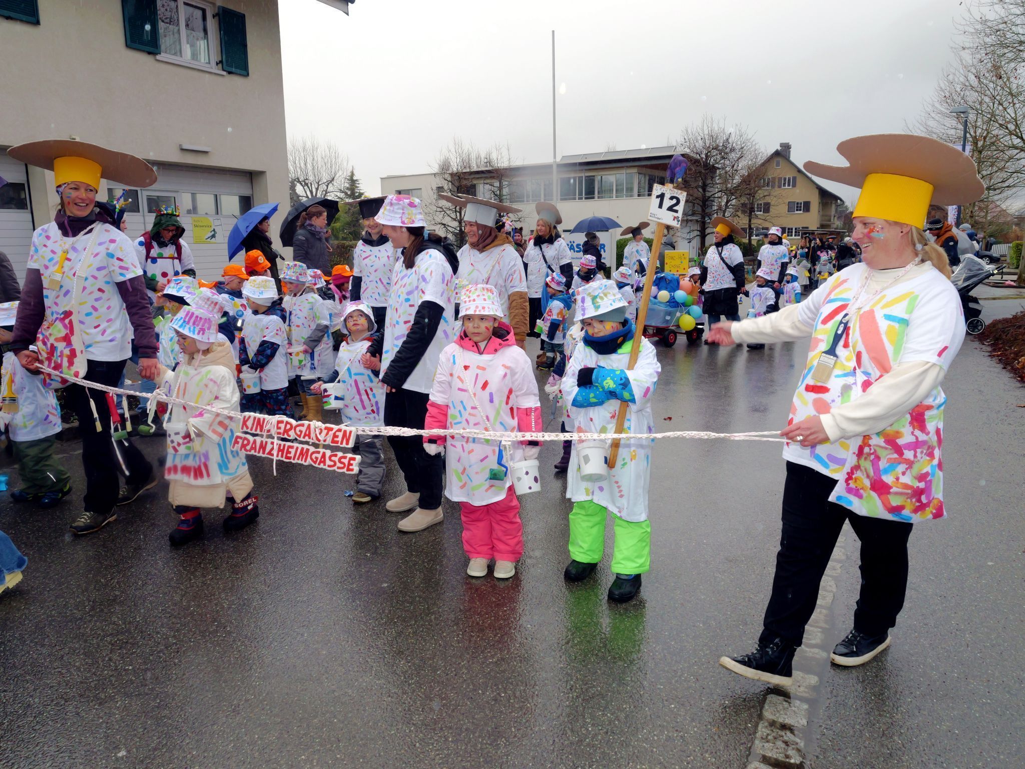 Der Kindergarten Franz-Heim-Gasse war als bunt getünchte Malertruppe am Start.