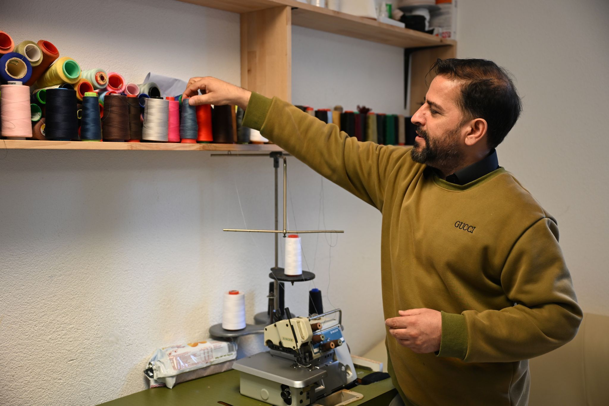 •	Farben, Fäden und viel Geduld gehören zu Zias Alltag.