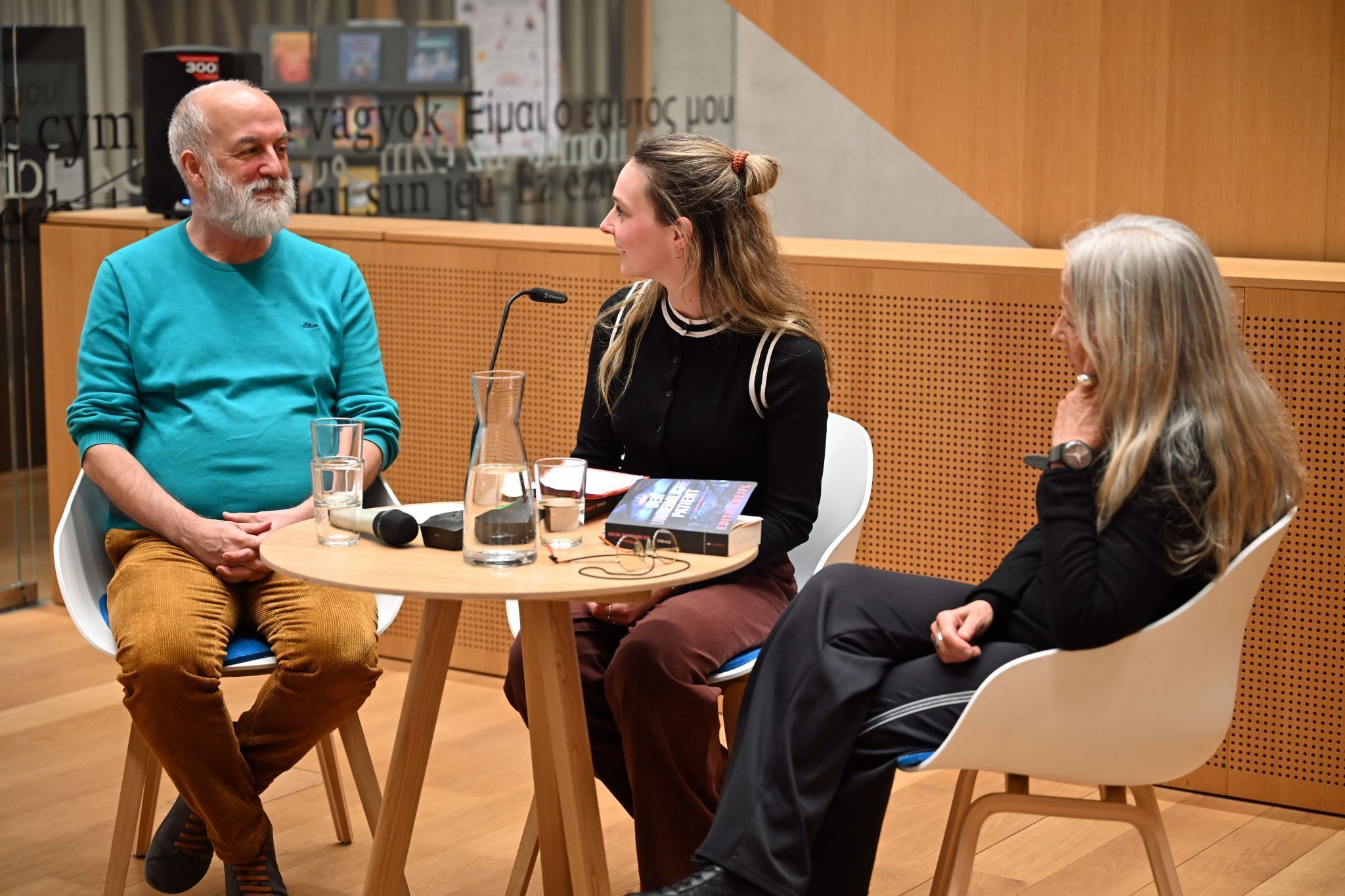 Literaturvermittlerin Marina Höfler (Mitte) leitete das Podiumsgespräch.