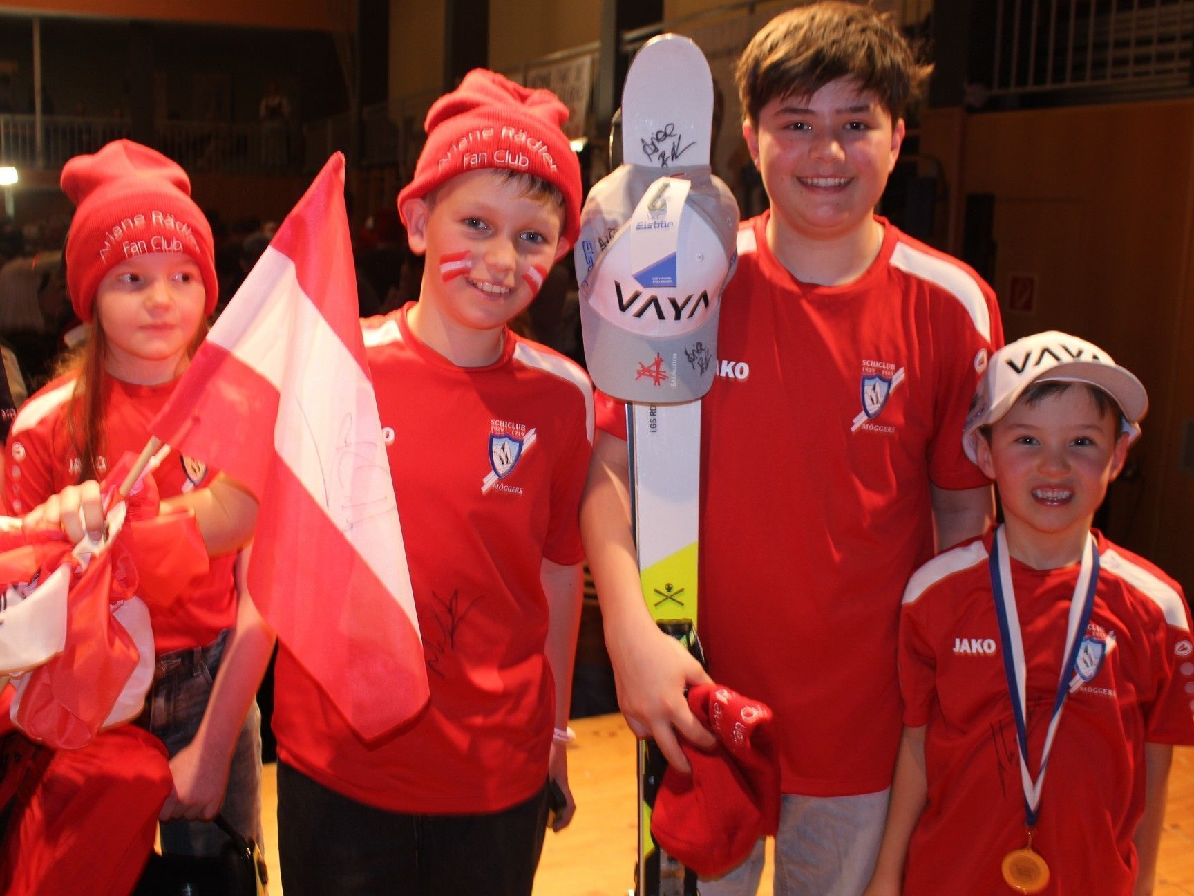 „Reiche Autogramm-Beute“ machte dieses zufrieden Fan-Quartett.