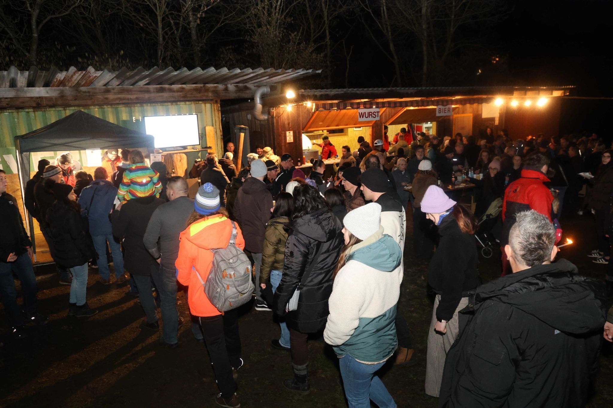 Flamen und Funken fasznierten die vielen Besucher:Innen. (Bildergalerie)