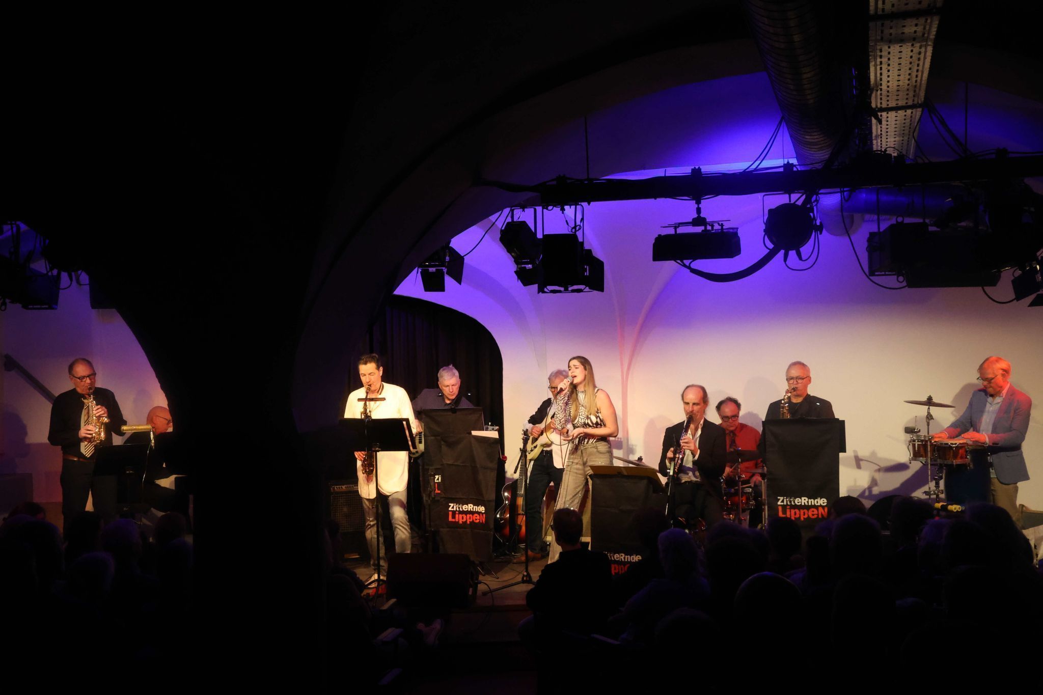 Zu zwei der drei Zugaben tauchte als Überraschungsgast die in Bologna sstudierende Daria Schuricht auf.. 