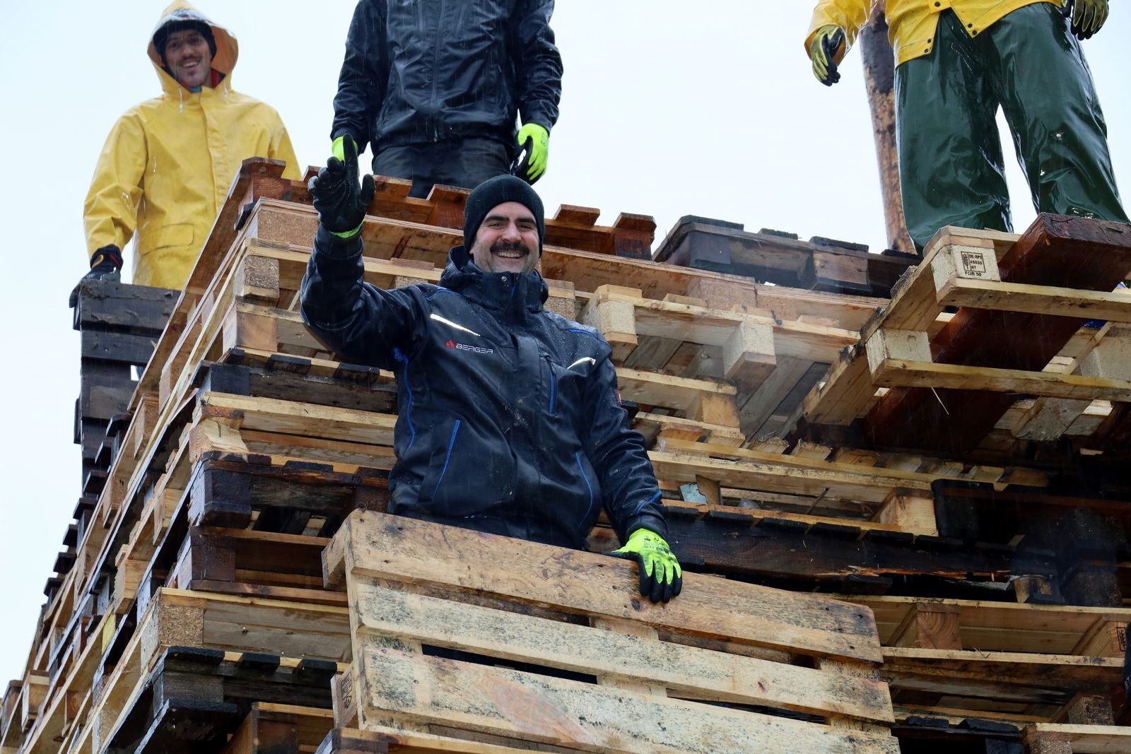 Berger Funkenchef Bernhard Huber in luftiger Höhe