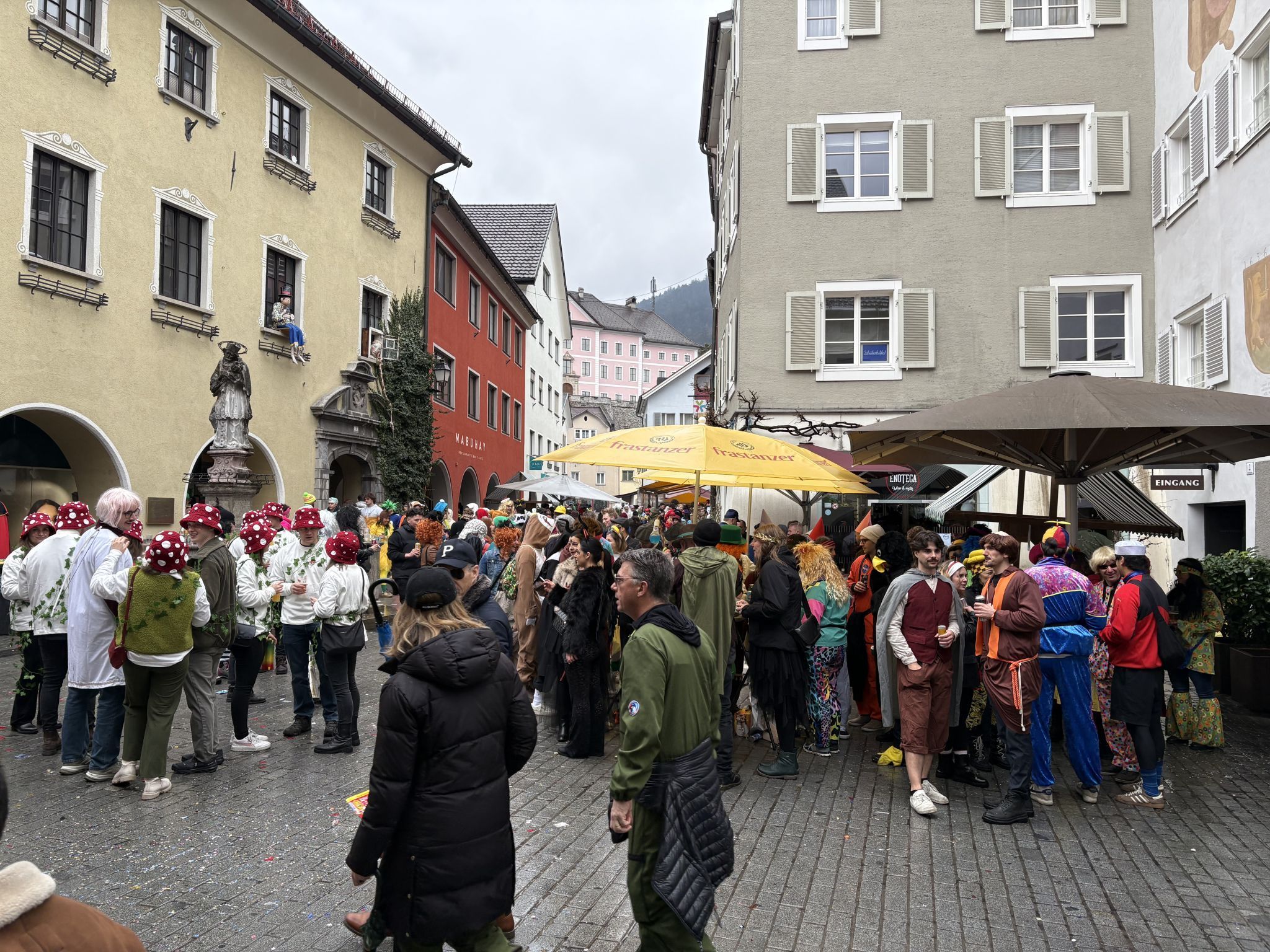 Das Fasnatgeschehen im Bereich Werdenbergerstraße/Rathausgasse.