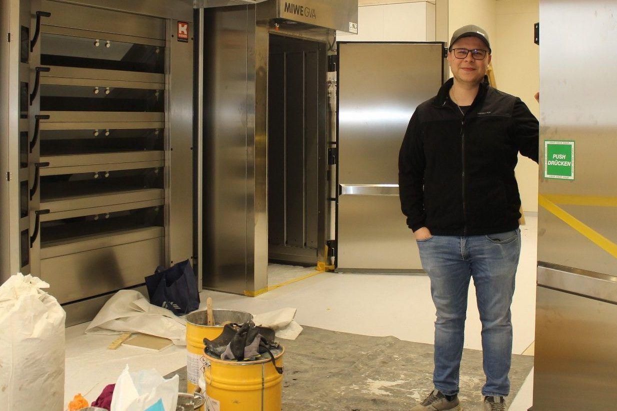 Noch sieht die Backstube wie eine große Baustelle aus, doch Dominik Künz ist zuversichtlich, dass nach der Fasnat das Probe-Backen beginnen kann.