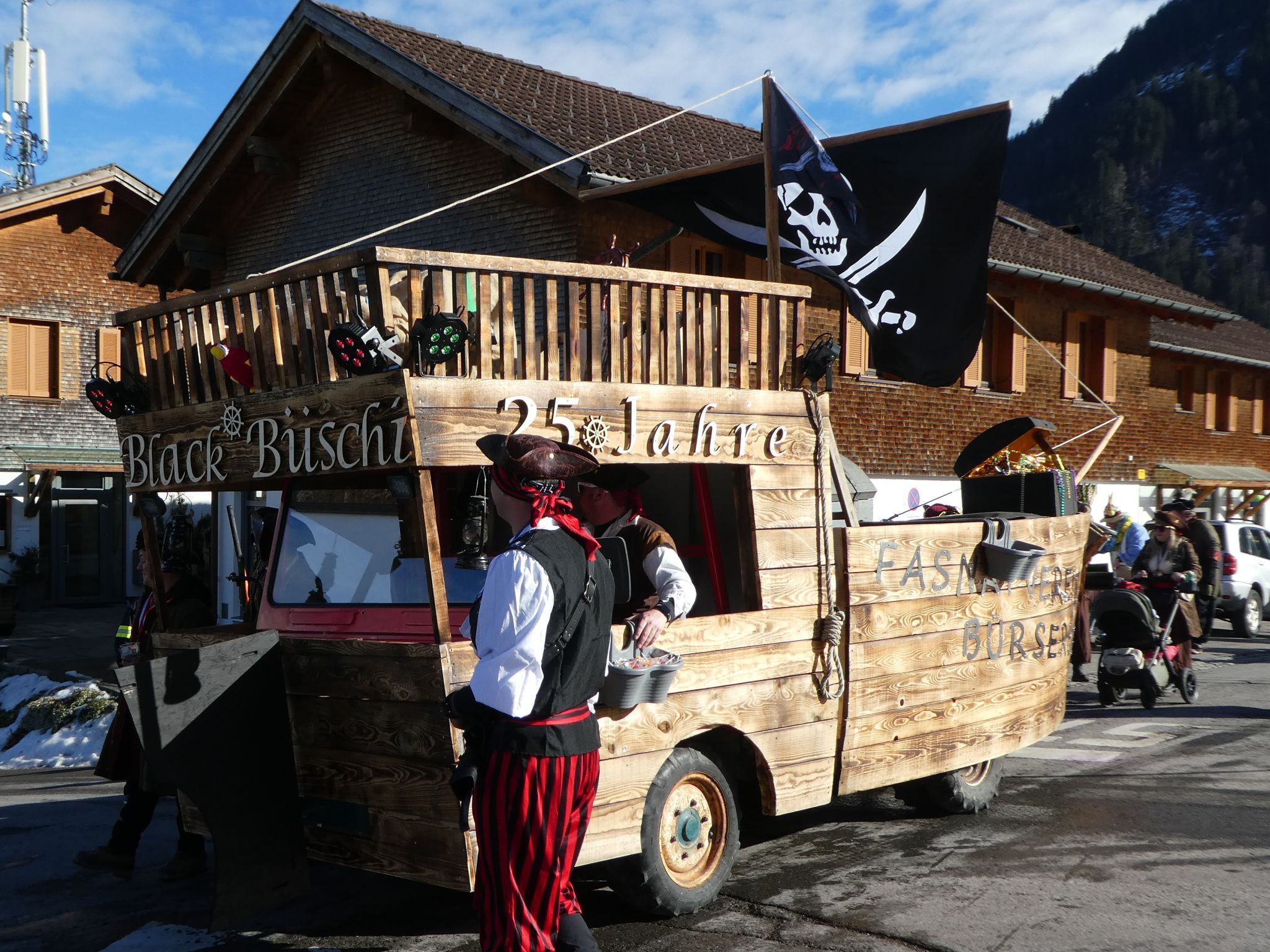 Faschingswagen des Fasnatvereins Bürserberg.