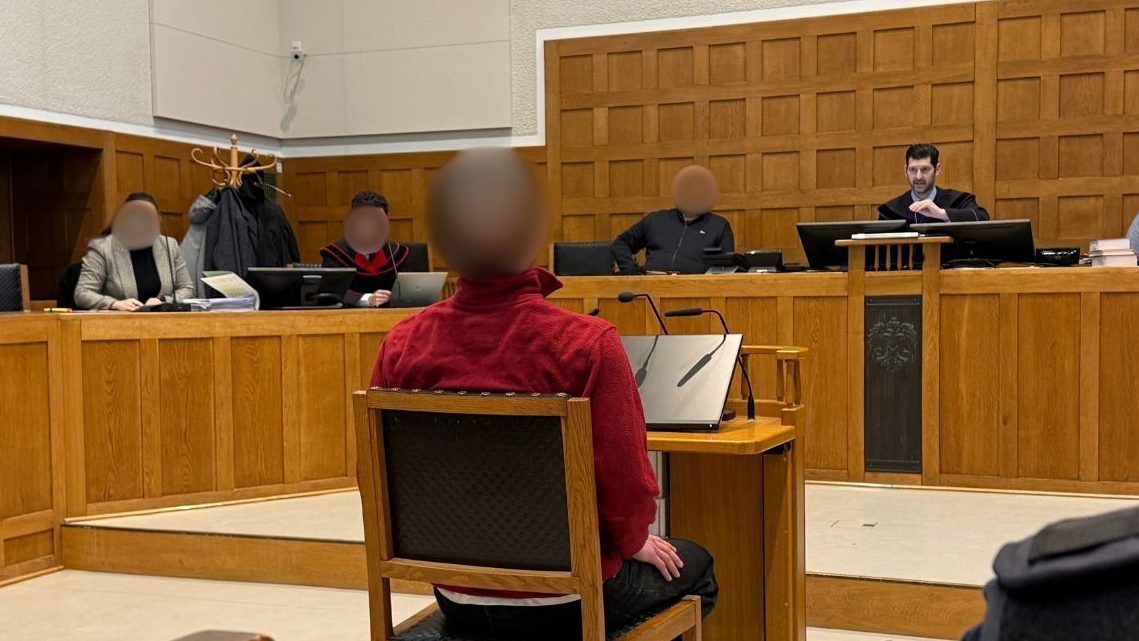 Raub, Drohungen, Widerstand: Vier Männer und eine Frau vor dem Landesgericht