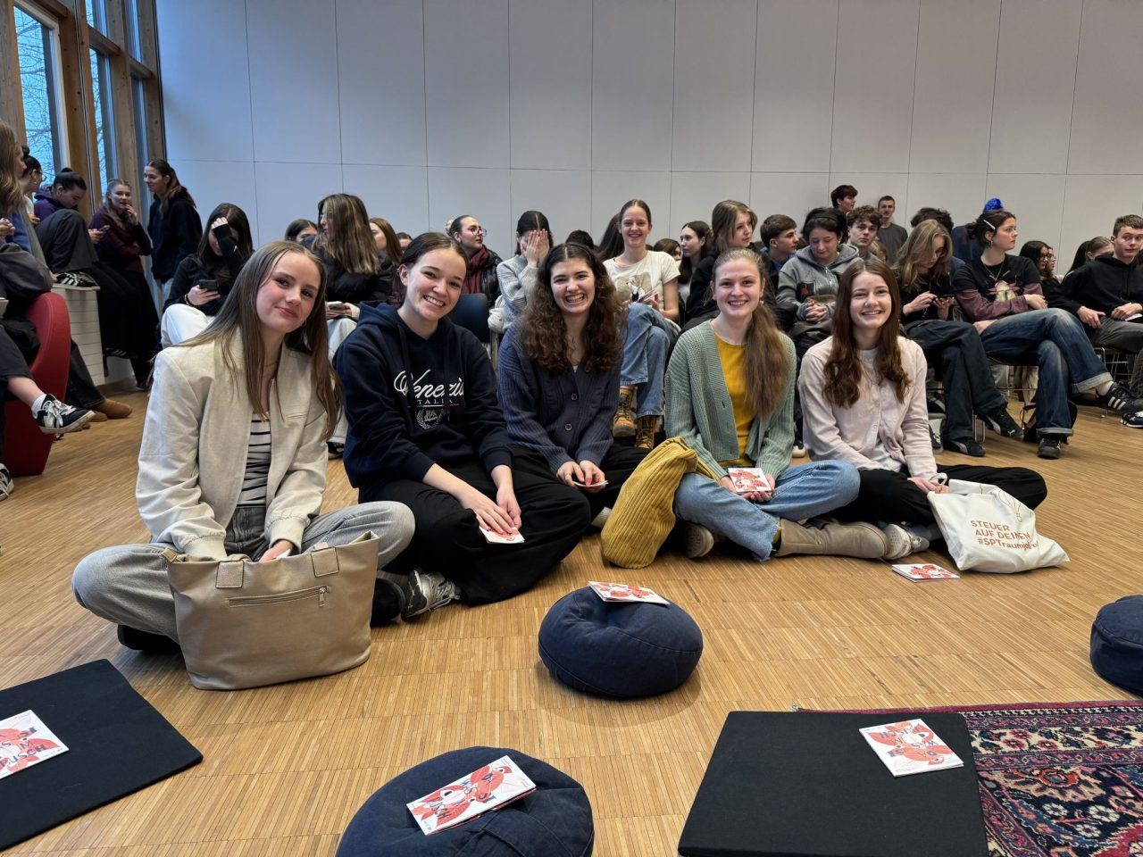 "Ich segne sie mit Instagram-Likes", sagt Bischof Benno Elbs und begleitet 400 junge Menschen bei der beruflichen Sinnfindung.