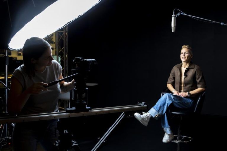 „Mein Vater erlaubte mir nicht zu arbeiten“ – Bekannte Vorarlberger geben Frauen eine lautere Stimme