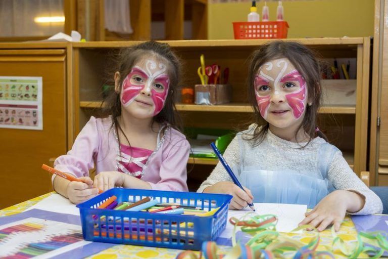 "Schau mal, ich bin ein Schmetterling!" – Fasching lässt Kinder im Kindergarten Tosters in andere Welten eintauchen