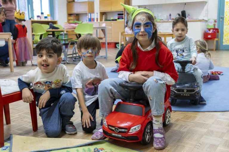 "Schau mal, ich bin ein Schmetterling!" – Fasching lässt Kinder im Kindergarten Tosters in andere Welten eintauchen
