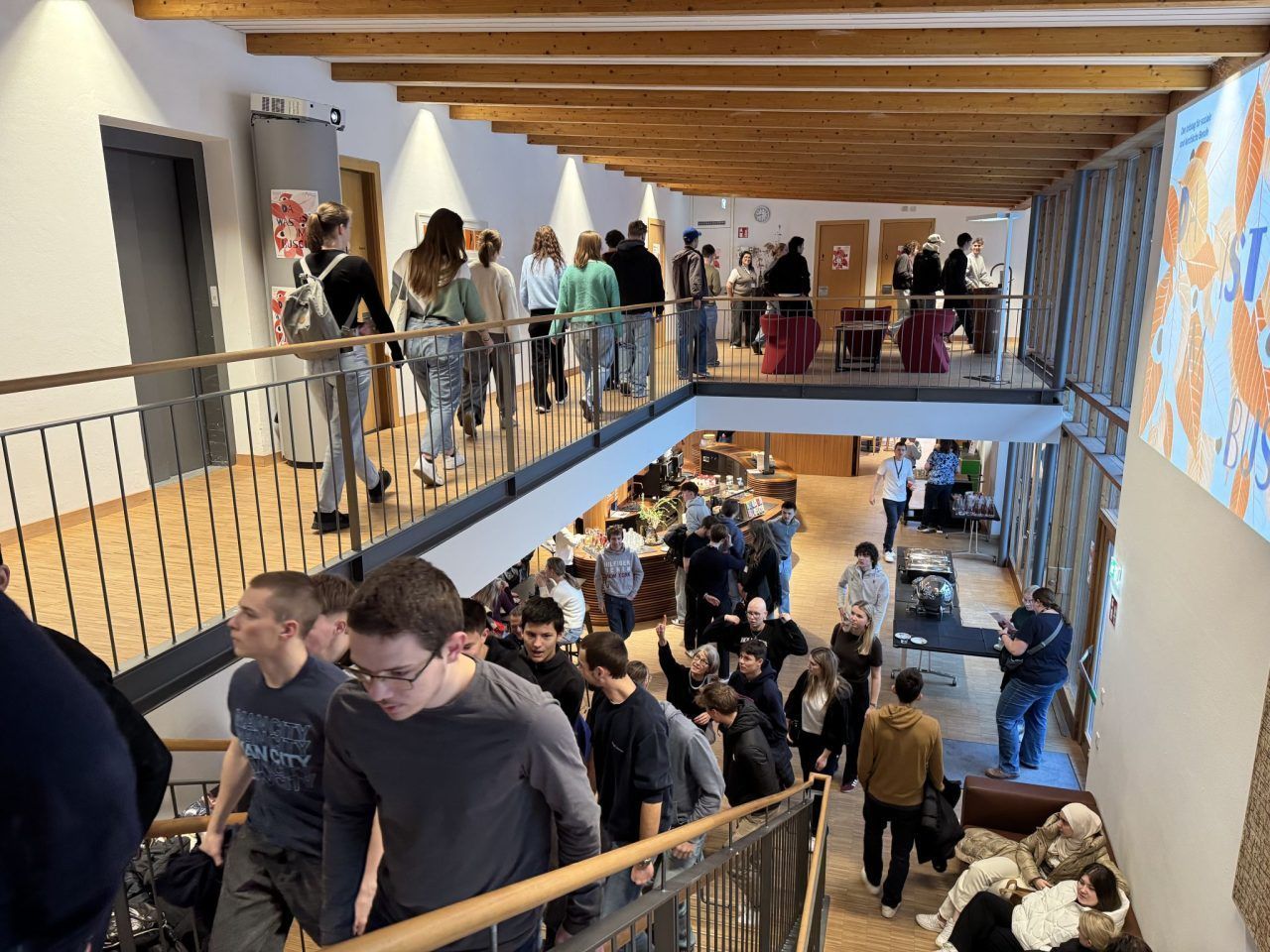 "Ich segne sie mit Instagram-Likes", sagt Bischof Benno Elbs und begleitet 400 junge Menschen bei der beruflichen Sinnfindung.