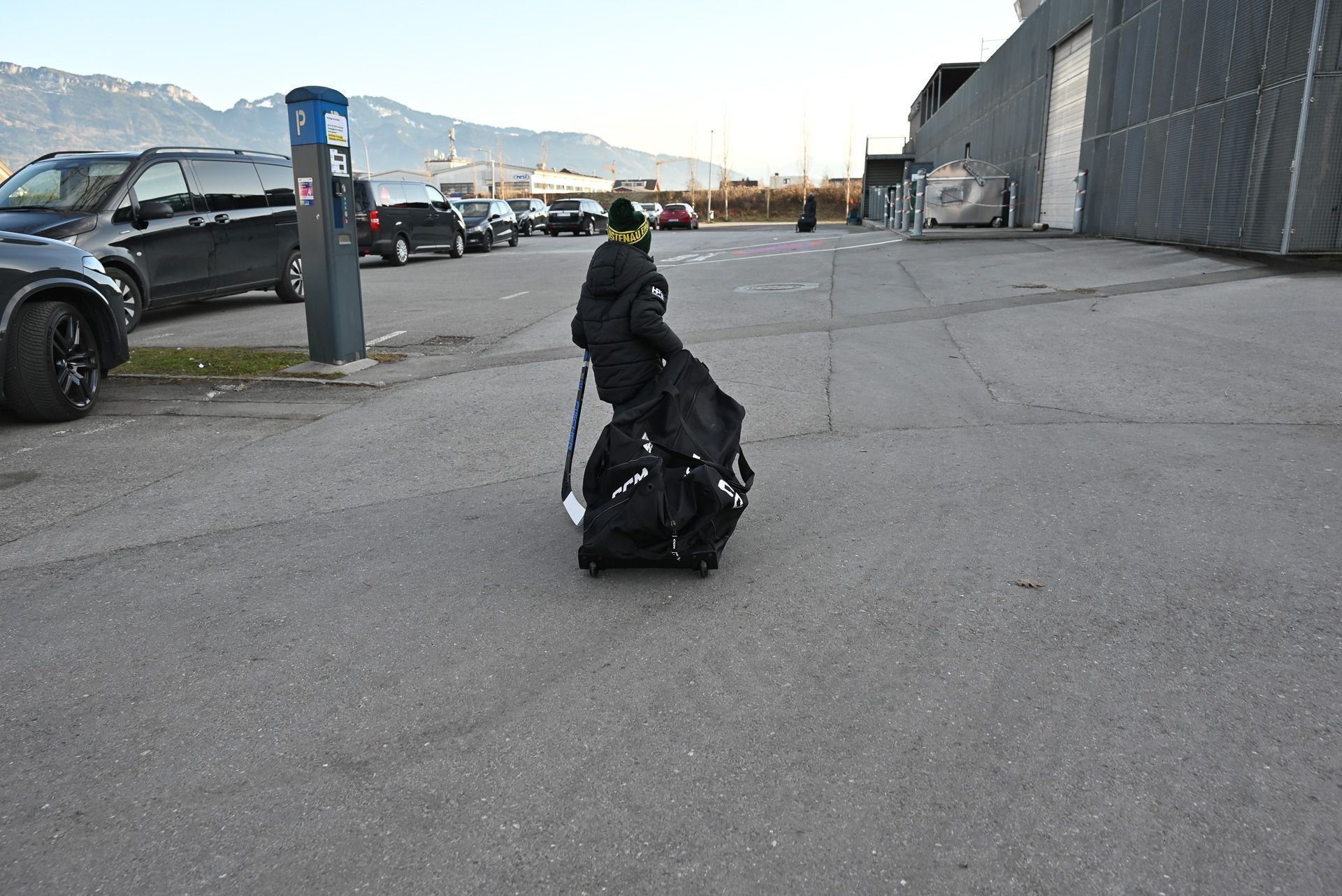 Allein können die jüngsten nicht zur Halle kommen, zudem benötigen sie Hilfe beim Anziehen.
