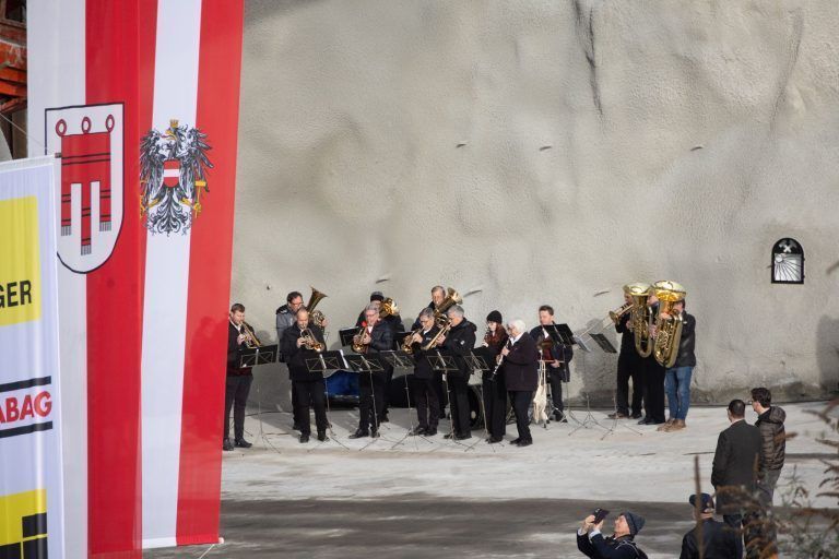 Ein lauter Knall gegen leiser werdende Kritik