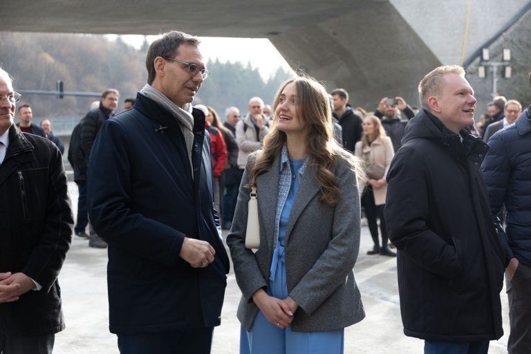 Ein lauter Knall gegen leiser werdende Kritik