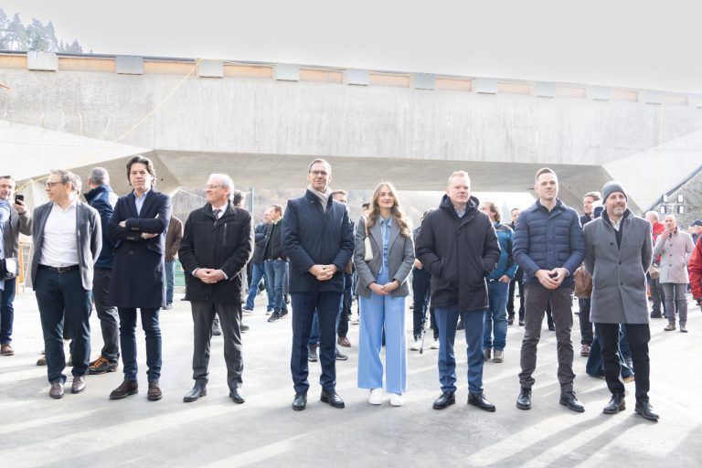 Ein lauter Knall gegen leiser werdende Kritik