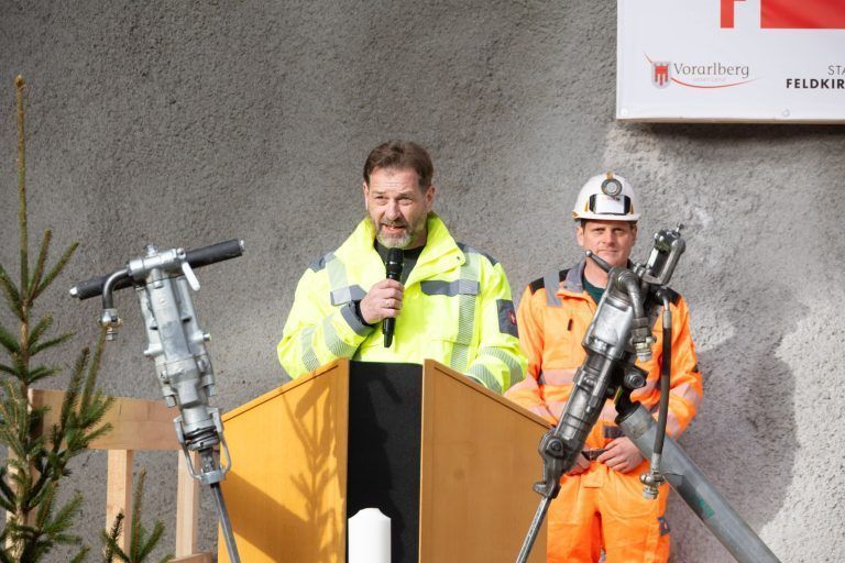 Ein lauter Knall gegen leiser werdende Kritik