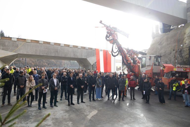 Ein lauter Knall gegen leiser werdende Kritik