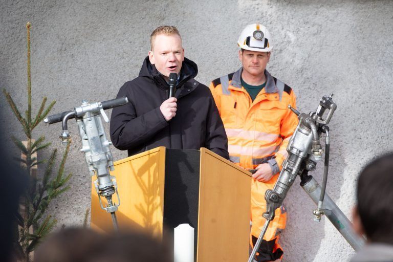 Ein lauter Knall gegen leiser werdende Kritik
