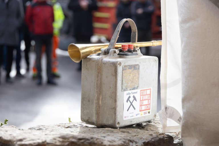 Ein lauter Knall gegen leiser werdende Kritik