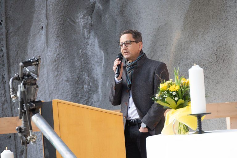 Ein lauter Knall gegen leiser werdende Kritik