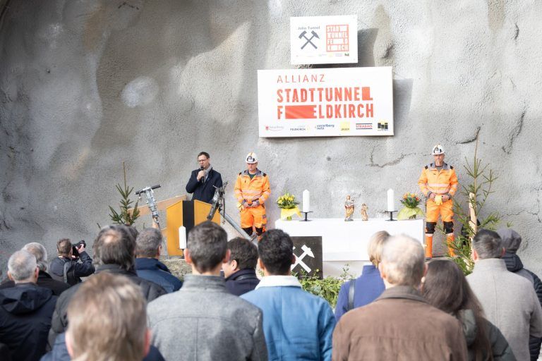 Ein lauter Knall gegen leiser werdende Kritik