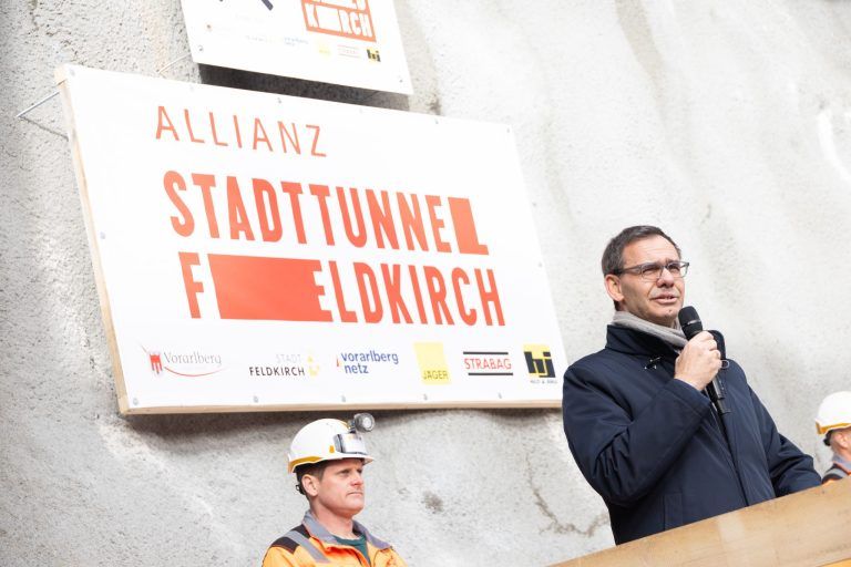 Ein lauter Knall gegen leiser werdende Kritik