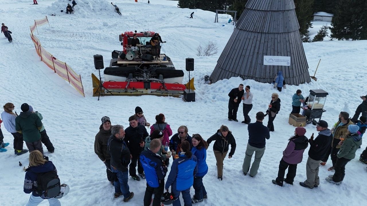 Viel Los bei den Klangmomenten direkt neben der Falba Stuba.
