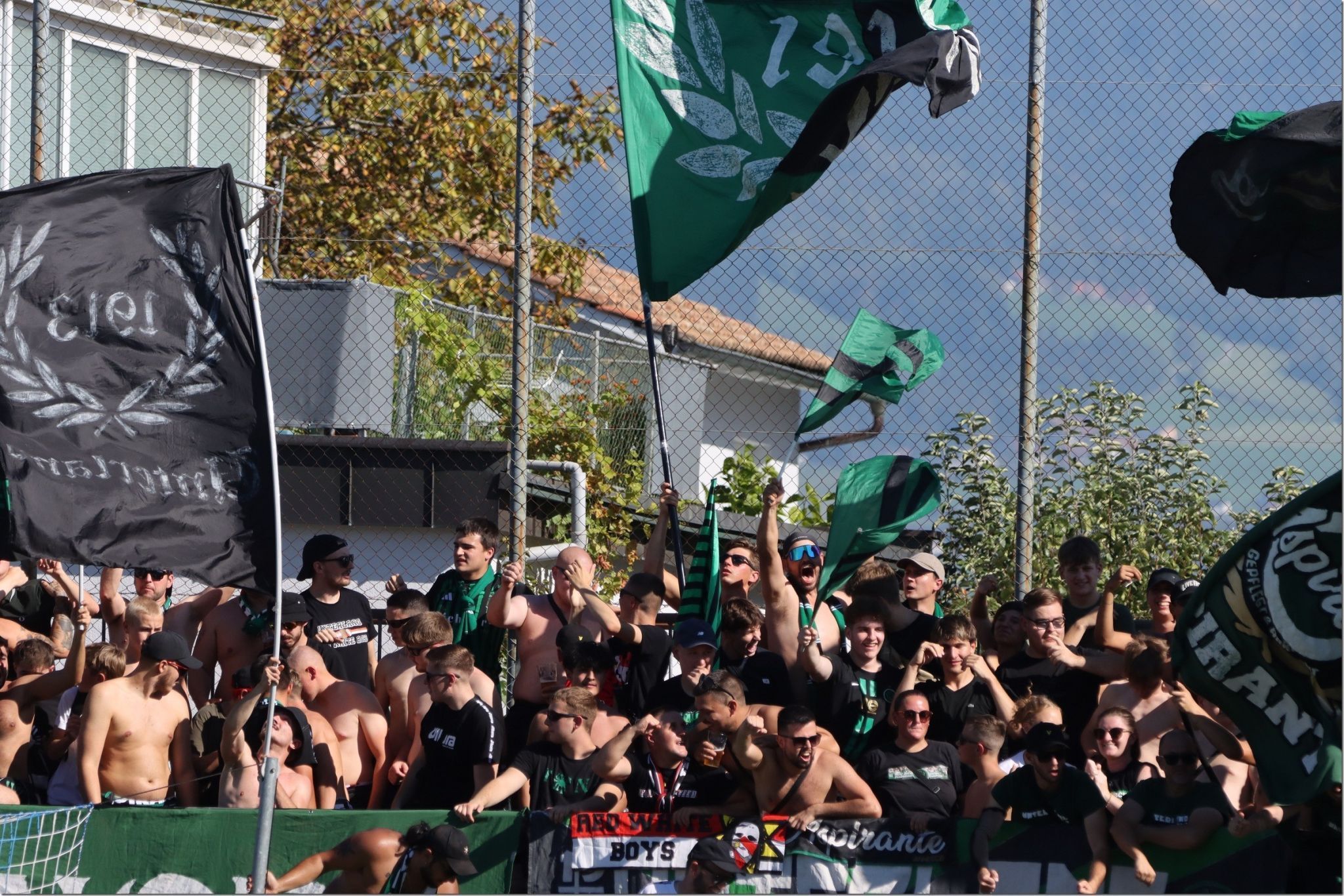 Wacker Fans sorgen wohl für eine gute Stimmung. KNOBEL