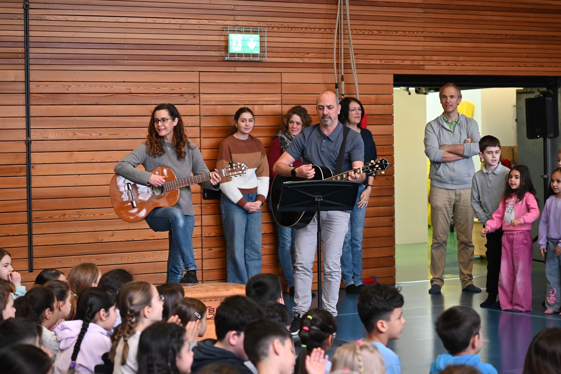 Direktor Markus Purin begleitet ebenfalls mit der Gitarre.