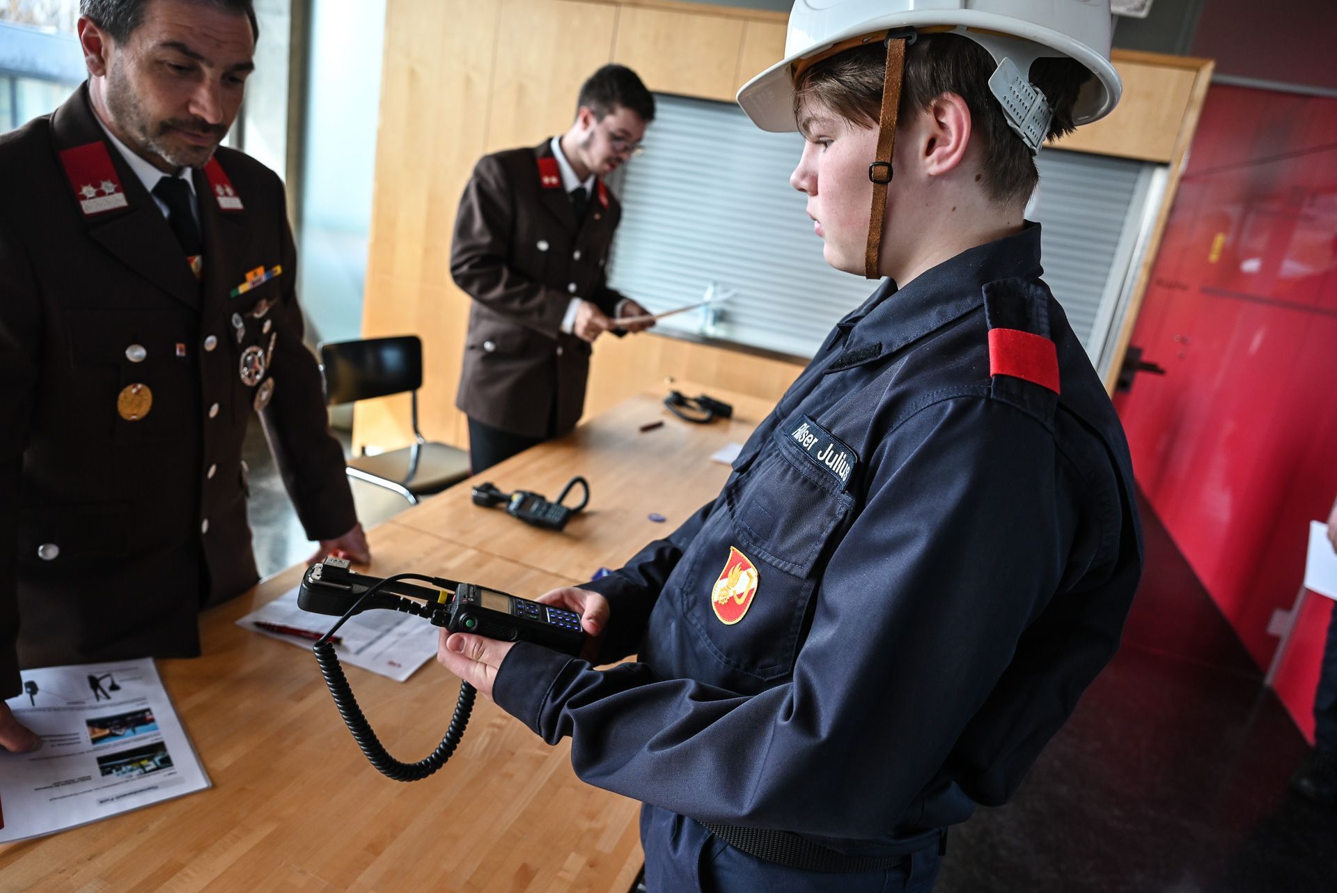 Die Jugendlichen erklärten die Funkgeräte und welche Kanäle verwendet werden. 