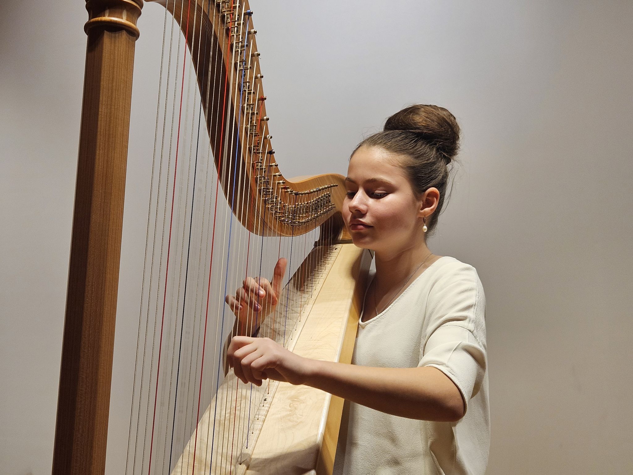 Luise Martin brillierte mit „La Serenade“ auf der Harfe.
