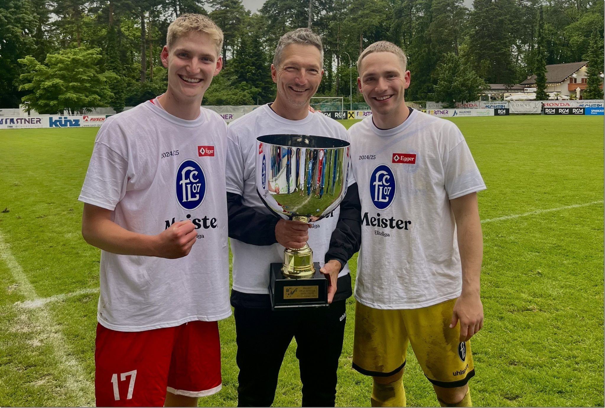 Joshua (l.) mit Vater Gerd (Mitte) und Bruder Noah bei der Meisterfeier von FC Lustenau im letzten Sommer.PRIVAT