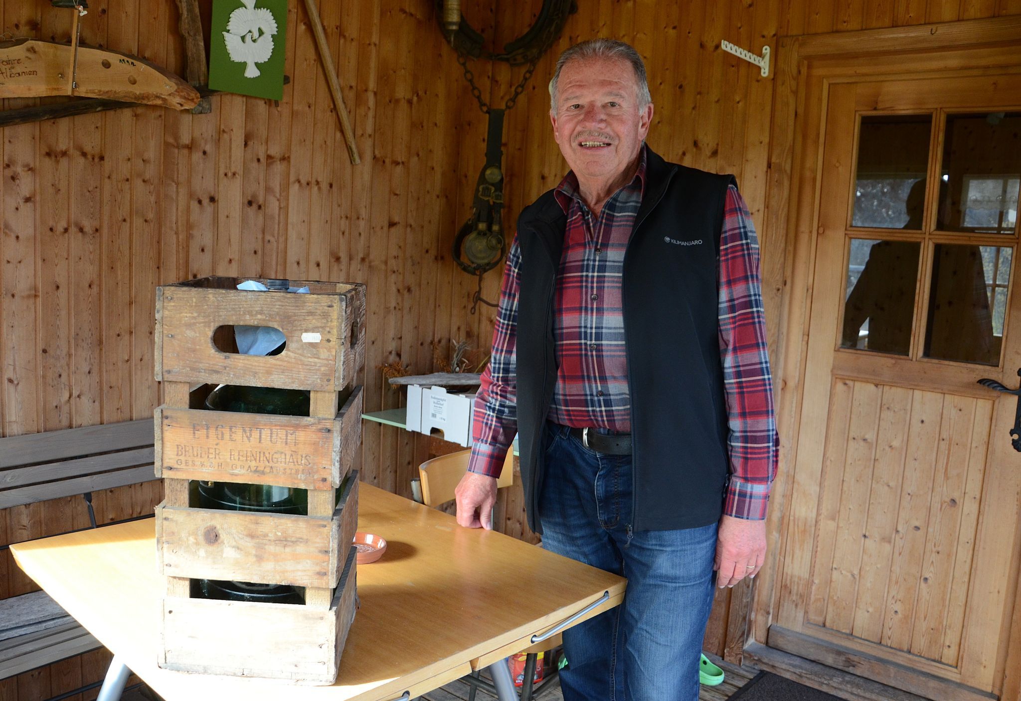In der Flasche lagerte einmal selbstgebrannter Schnaps. Für Bernhard Köb ein Zeichen, neuen anzusetzen. HRJ 