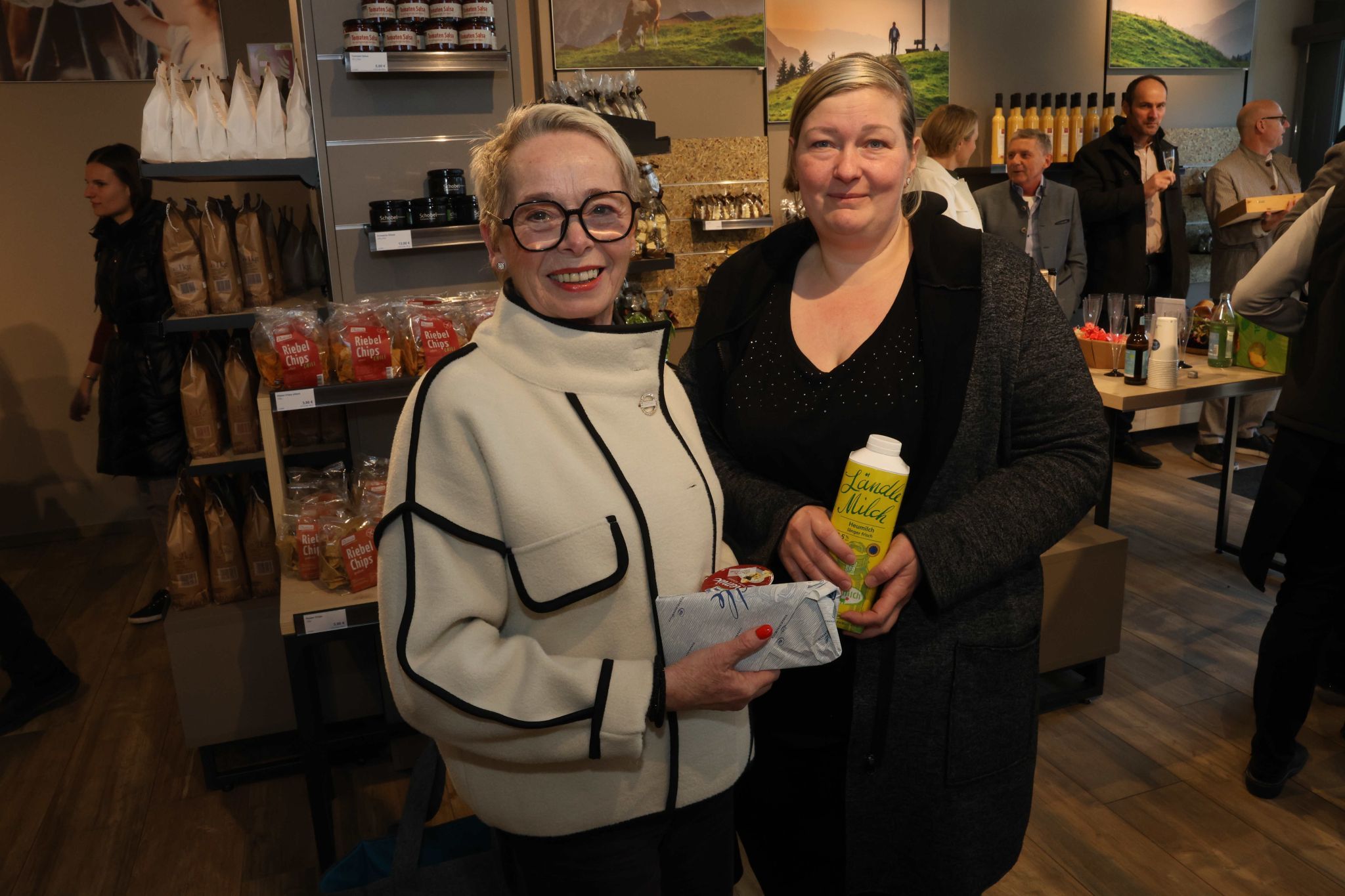 Ortsvorsteherin Silvia Fröhle und Kundin Melanie Lercher..