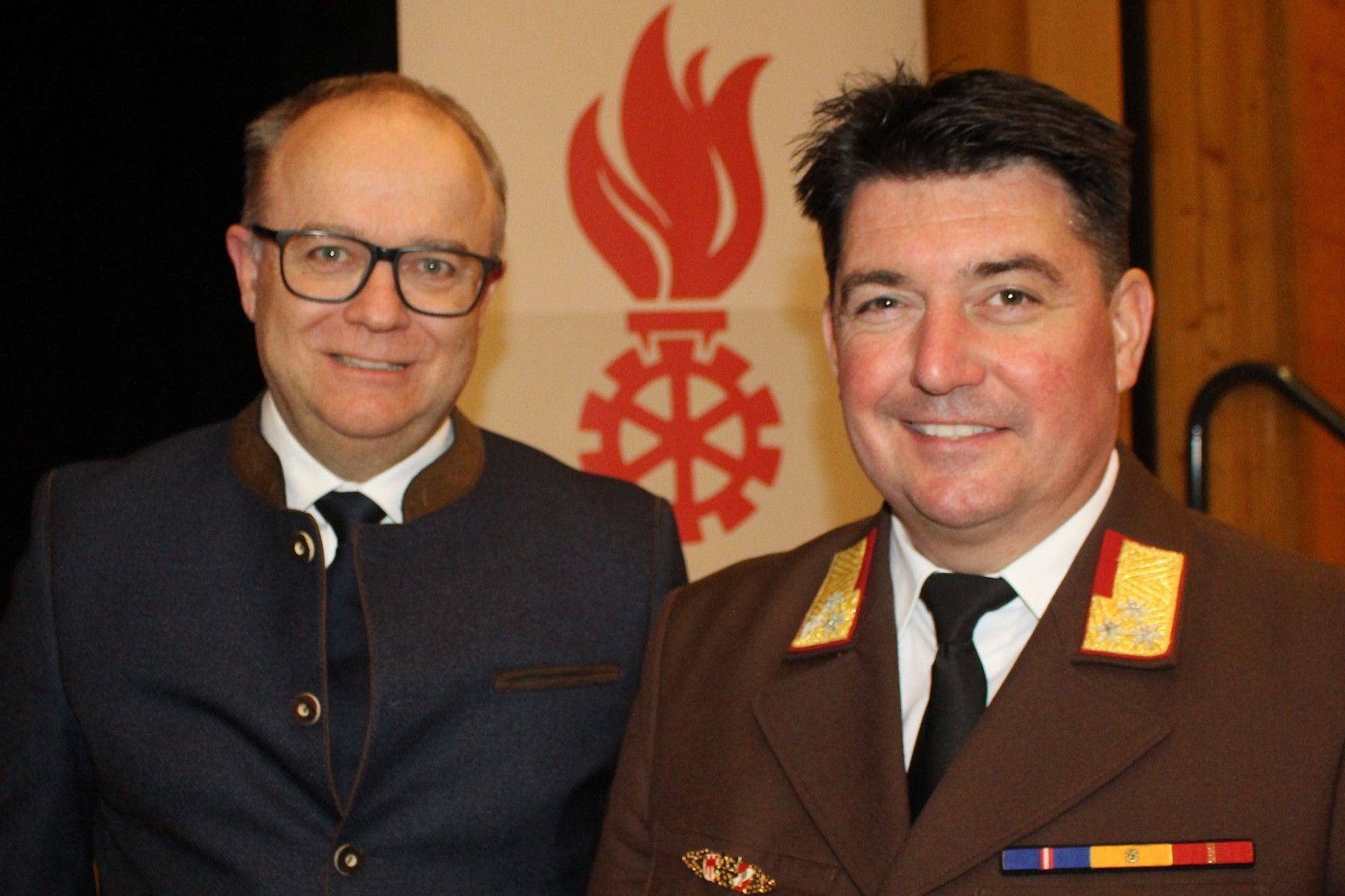 Bezirkshauptmann Gernot Längle gratulierte Bezirksfeuerwehrinspektor Reinhard Karg, der für weitere fünf Jahre in dieser Funktion tätig sein wird.