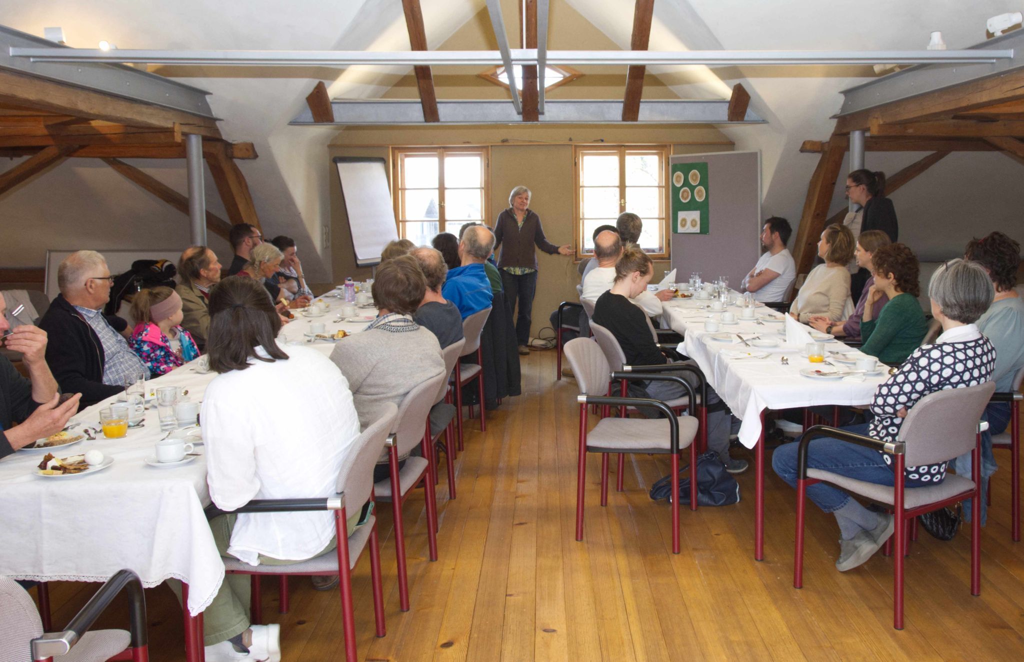 Theresia Ostermann erklärte wie Lebendigkeit von Böden sichtbar gemacht werden kann