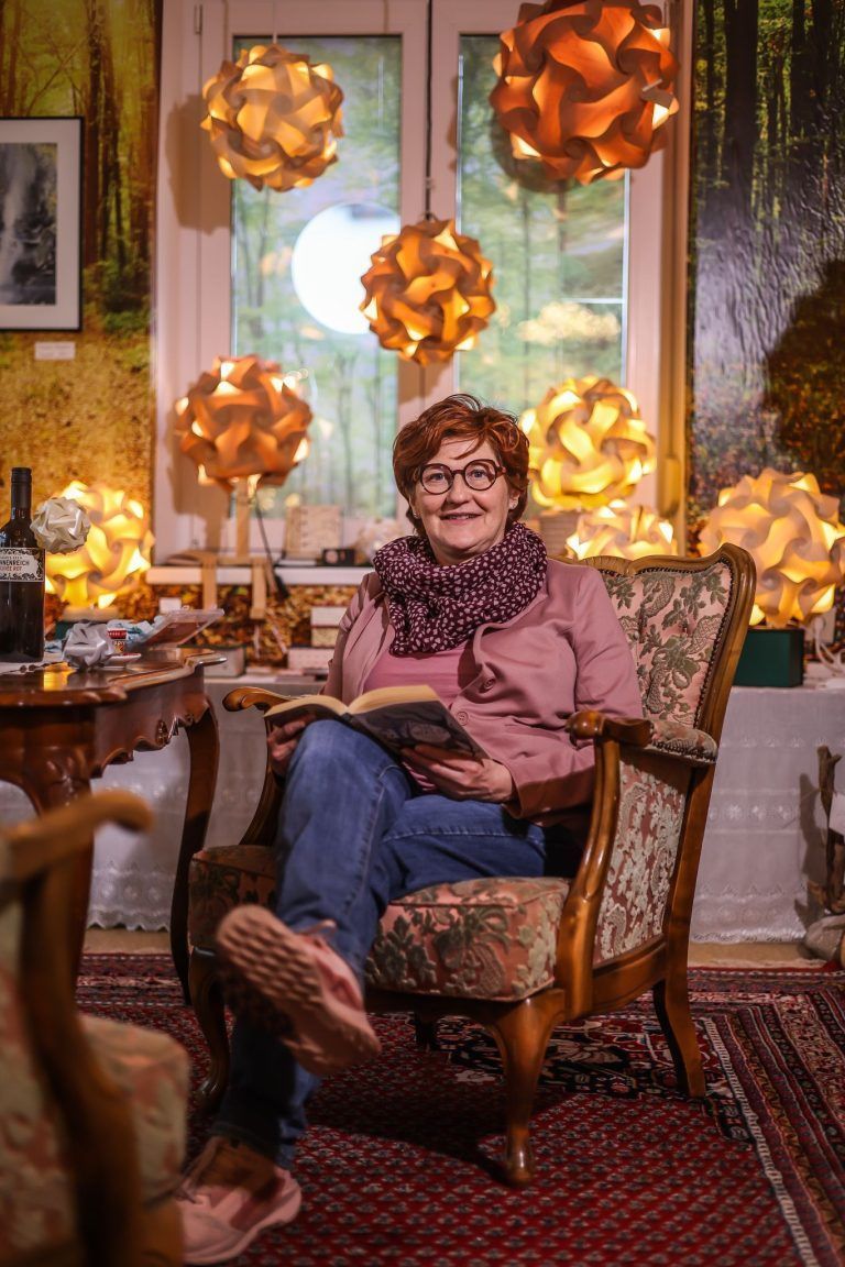 "Jede Lampe erzählt eine Geschichte" – Birgit Sargant gestaltet aus unterschiedlichsten Materialien Licht