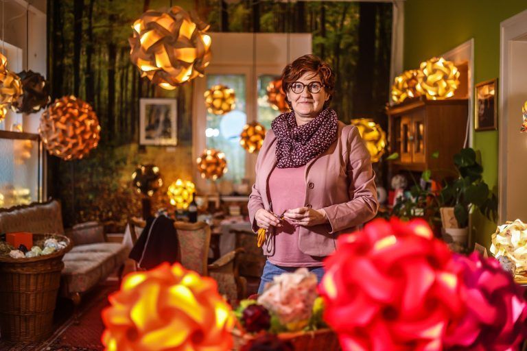 "Jede Lampe erzählt eine Geschichte" – Birgit Sargant gestaltet aus unterschiedlichsten Materialien Licht