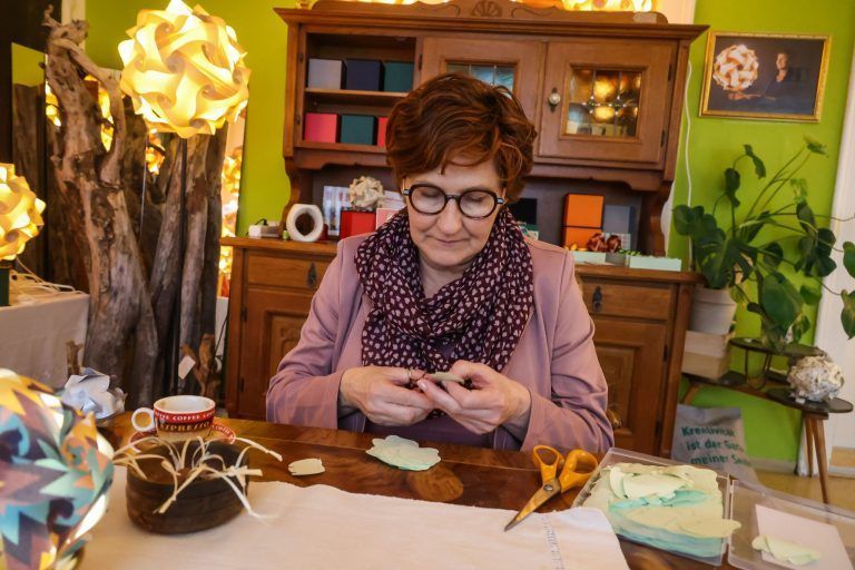 "Jede Lampe erzählt eine Geschichte" – Birgit Sargant gestaltet aus unterschiedlichsten Materialien Licht