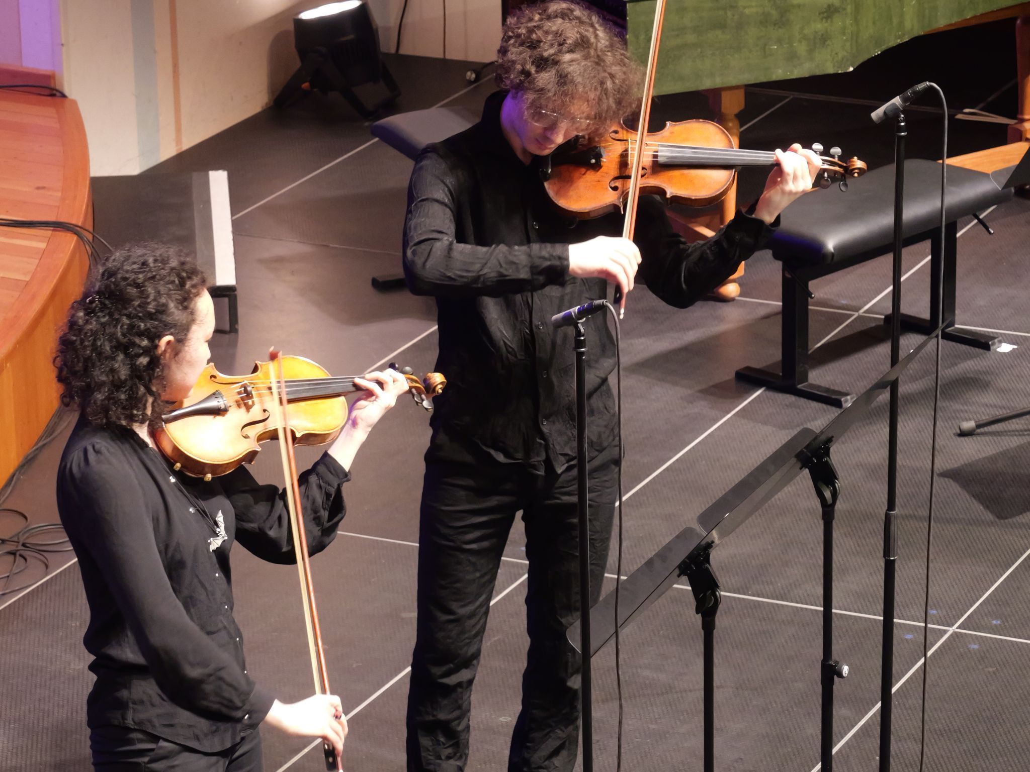 Violinistinnen Mira Almukambetova und Niko Zakradze-Lerner brillierten mit Béla Bartók.