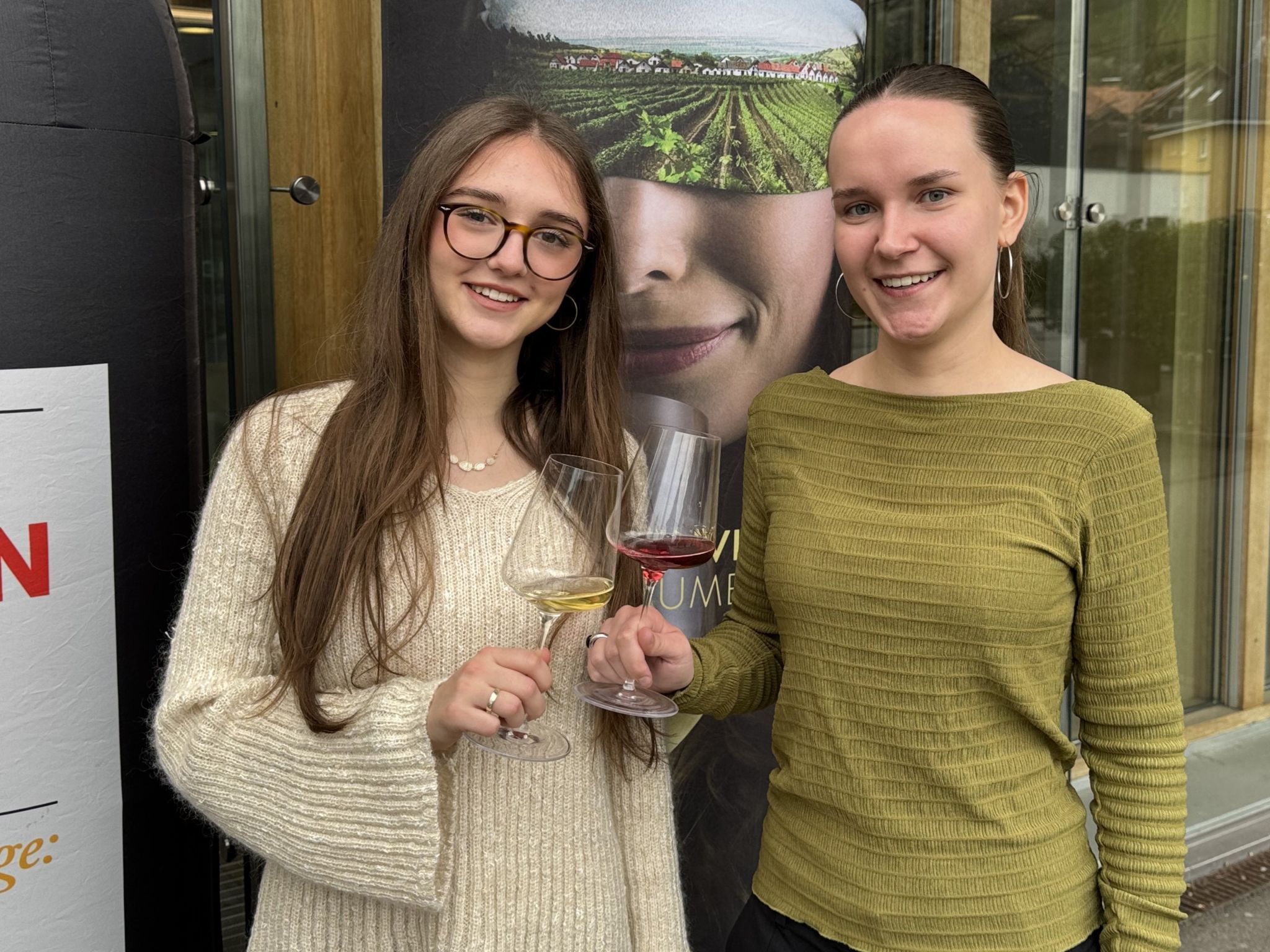 Unter den Besuchern: Malin Ammann und Johanna Hofer (HLW Rankweil).