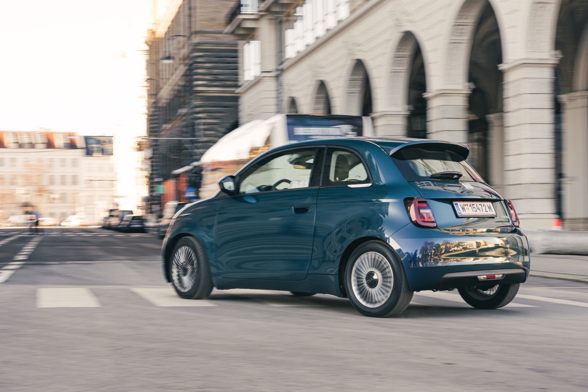 Fiats kleiner Retro-Star wirkt unverändert gelungen und sympathisch – bei Handling-Talenten und Fahrkomfort hat er sogar deutlich zugelegt. Über eine Variante mit mehr Motor-Schmalz wird angeblich nachgedacht