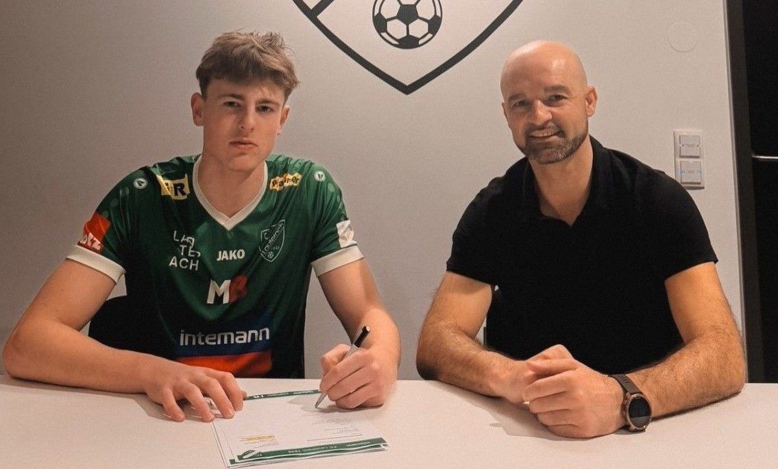 Nico Grabic (l.) mit Lauterach Sportchef Zlatko Jurcevic bei der Vertragsunterzeichnung.PRIVAT